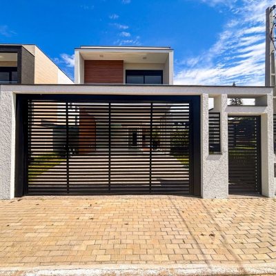 Sobrado Residencial com 215m², 4 quartos (sendo 3 suítes), 2 garagens, no bairro Ingleses do Rio Vermelho em Florianópolis