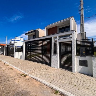Sobrado Residencial com 215m², 4 quartos (sendo 3 suítes), 2 garagens, no bairro Ingleses do Rio Vermelho em Florianópolis