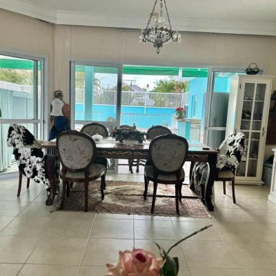 Casa Residencial com 269m², 3 quartos, 2 suítes, 6 garagens, no bairro Jurerê em Florianópolis