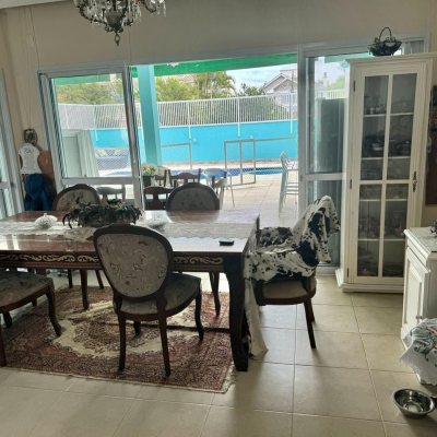 Casa Residencial com 269m², 3 quartos, 2 suítes, 6 garagens, no bairro Jurerê em Florianópolis