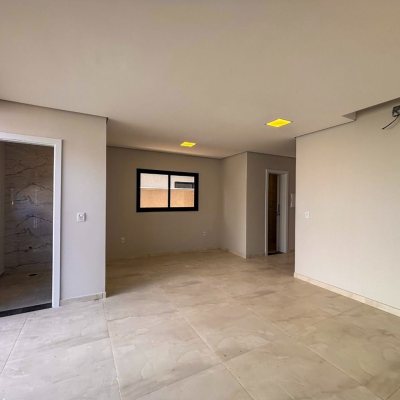 Sobrado Residencial com 157m², 3 quartos, 1 suíte, 1 garagem, no bairro São João Do Rio Vermelho em Florianópolis