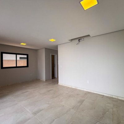 Sobrado Residencial com 157m², 3 quartos, 1 suíte, 1 garagem, no bairro São João Do Rio Vermelho em Florianópolis