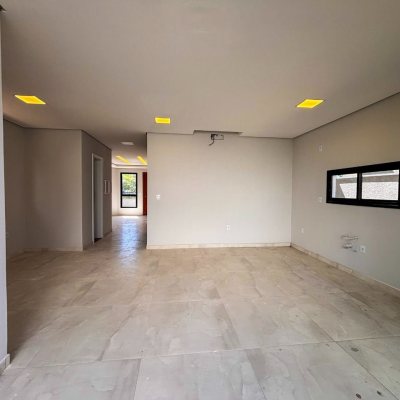 Sobrado Residencial com 157m², 3 quartos, 1 suíte, 1 garagem, no bairro São João Do Rio Vermelho em Florianópolis