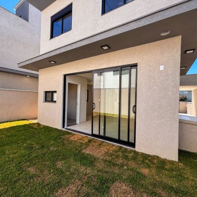 Sobrado Residencial com 157m², 3 quartos, 1 suíte, 1 garagem, no bairro São João Do Rio Vermelho em Florianópolis