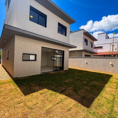 Sobrado Residencial com 157m², 3 quartos, 1 suíte, 1 garagem, no bairro São João Do Rio Vermelho em Florianópolis