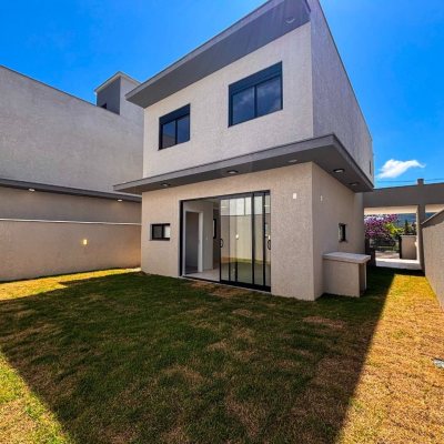 Sobrado Residencial com 157m², 3 quartos, 1 suíte, 1 garagem, no bairro São João Do Rio Vermelho em Florianópolis