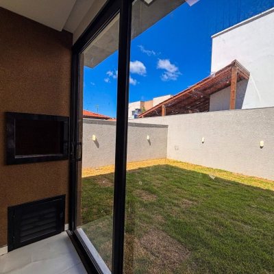 Sobrado Residencial com 157m², 3 quartos, 1 suíte, 1 garagem, no bairro São João Do Rio Vermelho em Florianópolis