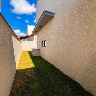 Sobrado Residencial com 157m², 3 quartos, 1 suíte, 1 garagem, no bairro São João Do Rio Vermelho em Florianópolis