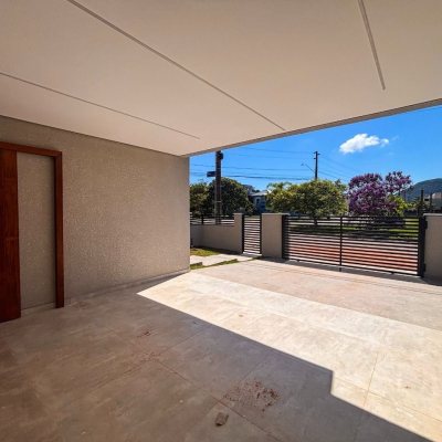 Sobrado Residencial com 157m², 3 quartos, 1 suíte, 1 garagem, no bairro São João Do Rio Vermelho em Florianópolis