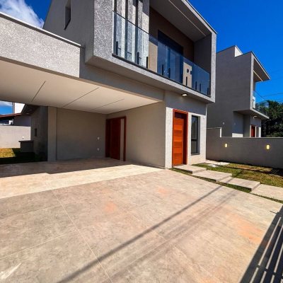 Sobrado Residencial com 157m², 3 quartos, 1 suíte, 1 garagem, no bairro São João Do Rio Vermelho em Florianópolis