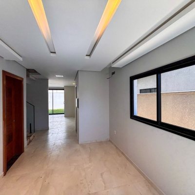 Sobrado Residencial com 157m², 3 quartos, 1 suíte, 1 garagem, no bairro São João Do Rio Vermelho em Florianópolis