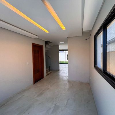 Sobrado Residencial com 157m², 3 quartos, 1 suíte, 1 garagem, no bairro São João Do Rio Vermelho em Florianópolis