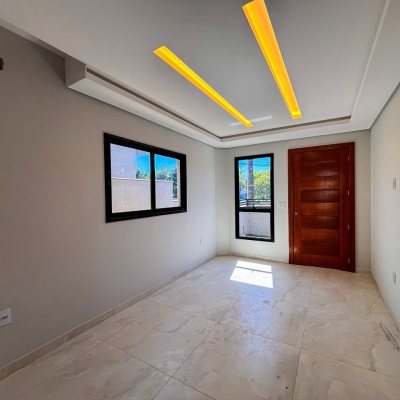 Sobrado Residencial com 157m², 3 quartos, 1 suíte, 1 garagem, no bairro São João Do Rio Vermelho em Florianópolis