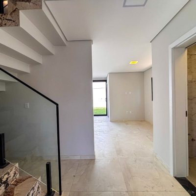 Sobrado Residencial com 157m², 3 quartos, 1 suíte, 1 garagem, no bairro São João Do Rio Vermelho em Florianópolis