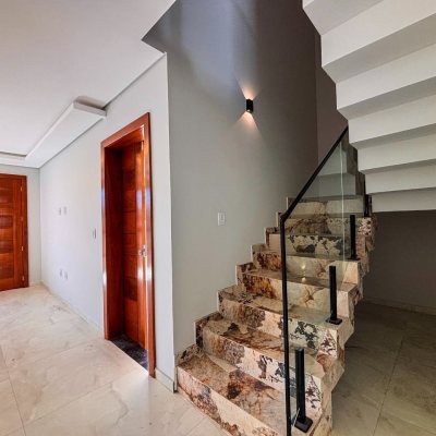 Sobrado Residencial com 157m², 3 quartos, 1 suíte, 1 garagem, no bairro São João Do Rio Vermelho em Florianópolis