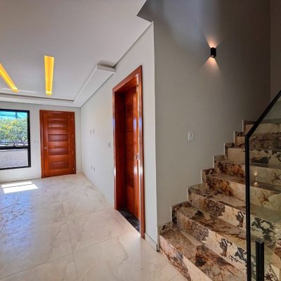 Sobrado Residencial com 157m², 3 quartos, 1 suíte, 1 garagem, no bairro São João Do Rio Vermelho em Florianópolis