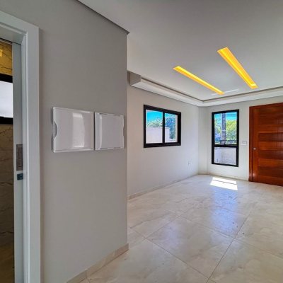 Sobrado Residencial com 157m², 3 quartos, 1 suíte, 1 garagem, no bairro São João Do Rio Vermelho em Florianópolis