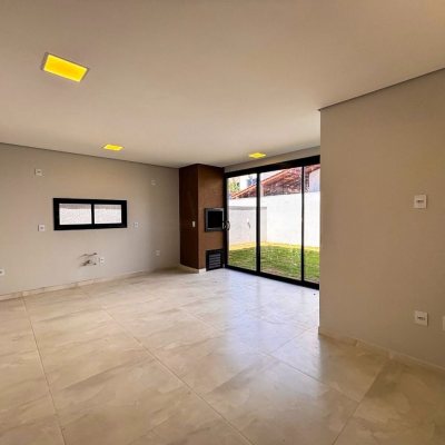 Sobrado Residencial com 157m², 3 quartos, 1 suíte, 1 garagem, no bairro São João Do Rio Vermelho em Florianópolis