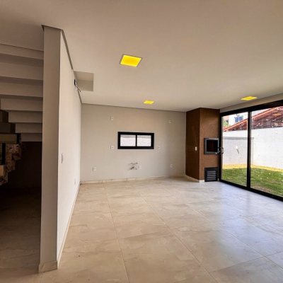 Sobrado Residencial com 157m², 3 quartos, 1 suíte, 1 garagem, no bairro São João Do Rio Vermelho em Florianópolis