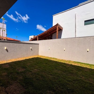 Sobrado Residencial com 157m², 3 quartos, 1 suíte, 1 garagem, no bairro São João Do Rio Vermelho em Florianópolis