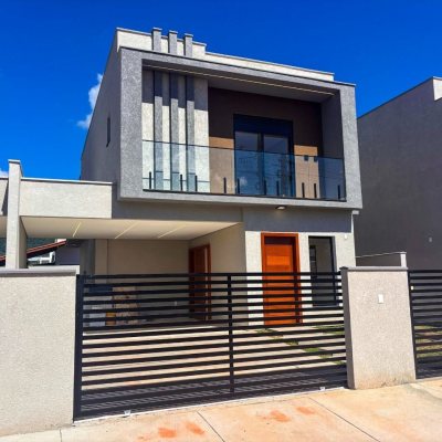 Sobrado Residencial com 157m², 3 quartos, 1 suíte, 1 garagem, no bairro São João Do Rio Vermelho em Florianópolis