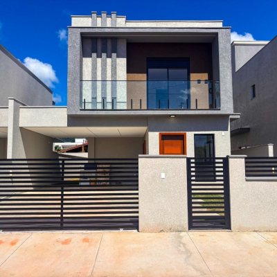 Sobrado Residencial com 157m², 3 quartos, 1 suíte, 1 garagem, no bairro São João Do Rio Vermelho em Florianópolis