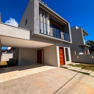 Sobrado Residencial com 157m², 3 quartos, 1 suíte, 1 garagem, no bairro São João Do Rio Vermelho em Florianópolis