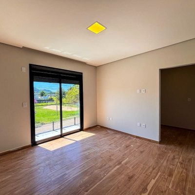 Sobrado Residencial com 157m², 3 quartos, 1 suíte, 1 garagem, no bairro São João Do Rio Vermelho em Florianópolis