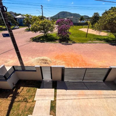 Sobrado Residencial com 157m², 3 quartos, 1 suíte, 1 garagem, no bairro São João Do Rio Vermelho em Florianópolis
