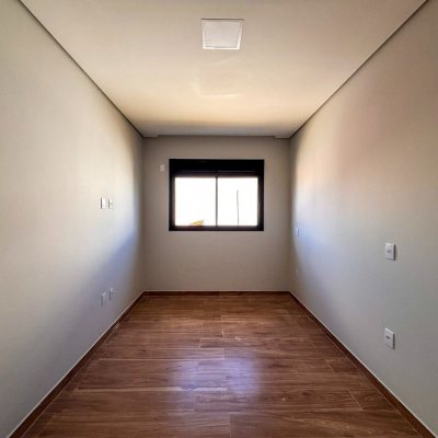 Sobrado Residencial com 157m², 3 quartos, 1 suíte, 1 garagem, no bairro São João Do Rio Vermelho em Florianópolis