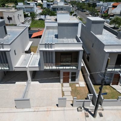 Sobrado Residencial com 157m², 3 quartos, 1 suíte, 1 garagem, no bairro São João Do Rio Vermelho em Florianópolis