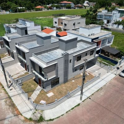 Sobrado Residencial com 177m², 3 quartos, 3 suítes, 2 garagens, no bairro São João Do Rio Vermelho em Florianópolis