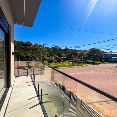 Sobrado Residencial com 177m², 3 quartos, 3 suítes, 2 garagens, no bairro São João Do Rio Vermelho em Florianópolis