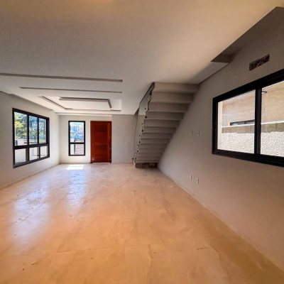 Sobrado Residencial com 177m², 3 quartos, 3 suítes, 2 garagens, no bairro São João Do Rio Vermelho em Florianópolis