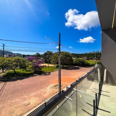Sobrado Residencial com 177m², 3 quartos, 3 suítes, 2 garagens, no bairro São João Do Rio Vermelho em Florianópolis