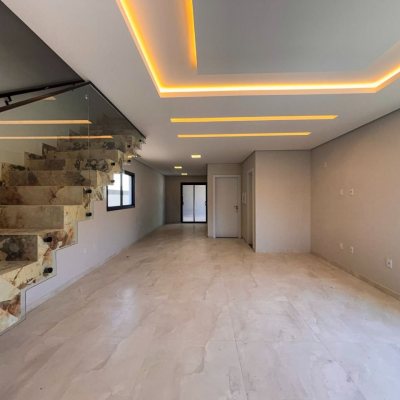 Sobrado Residencial com 177m², 3 quartos, 3 suítes, 2 garagens, no bairro São João Do Rio Vermelho em Florianópolis