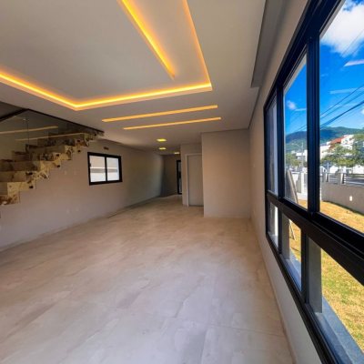Sobrado Residencial com 177m², 3 quartos, 3 suítes, 2 garagens, no bairro São João Do Rio Vermelho em Florianópolis
