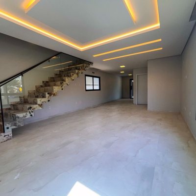 Sobrado Residencial com 177m², 3 quartos, 3 suítes, 2 garagens, no bairro São João Do Rio Vermelho em Florianópolis