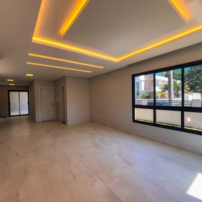 Sobrado Residencial com 177m², 3 quartos, 3 suítes, 2 garagens, no bairro São João Do Rio Vermelho em Florianópolis