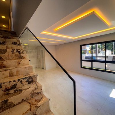 Sobrado Residencial com 177m², 3 quartos, 3 suítes, 2 garagens, no bairro São João Do Rio Vermelho em Florianópolis