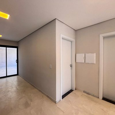 Sobrado Residencial com 177m², 3 quartos, 3 suítes, 2 garagens, no bairro São João Do Rio Vermelho em Florianópolis