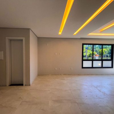 Sobrado Residencial com 177m², 3 quartos, 3 suítes, 2 garagens, no bairro São João Do Rio Vermelho em Florianópolis