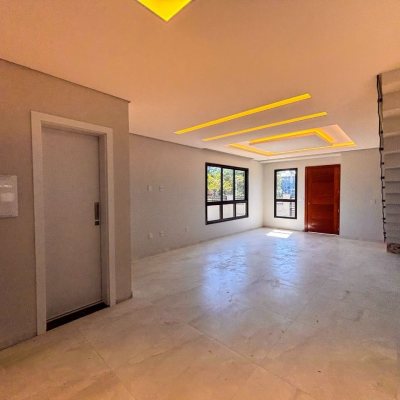 Sobrado Residencial com 177m², 3 quartos, 3 suítes, 2 garagens, no bairro São João Do Rio Vermelho em Florianópolis