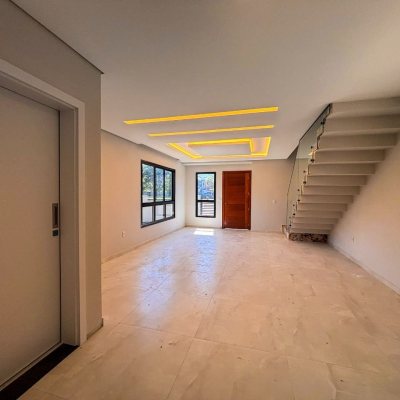 Sobrado Residencial com 177m², 3 quartos, 3 suítes, 2 garagens, no bairro São João Do Rio Vermelho em Florianópolis