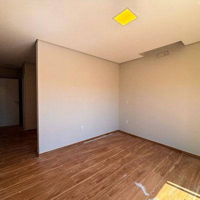 Sobrado Residencial com 177m², 3 quartos, 3 suítes, 2 garagens, no bairro São João Do Rio Vermelho em Florianópolis