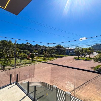 Sobrado Residencial com 177m², 3 quartos, 3 suítes, 2 garagens, no bairro São João Do Rio Vermelho em Florianópolis
