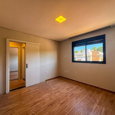 Sobrado Residencial com 177m², 3 quartos, 3 suítes, 2 garagens, no bairro São João Do Rio Vermelho em Florianópolis