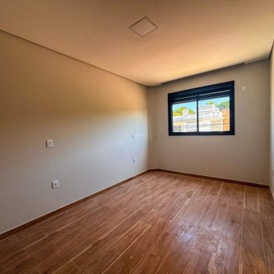 Sobrado Residencial com 177m², 3 quartos, 3 suítes, 2 garagens, no bairro São João Do Rio Vermelho em Florianópolis