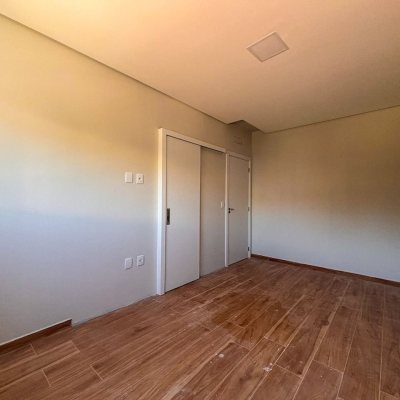 Sobrado Residencial com 177m², 3 quartos, 3 suítes, 2 garagens, no bairro São João Do Rio Vermelho em Florianópolis