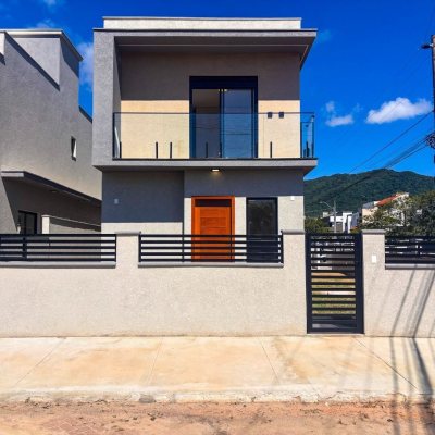 Sobrado Residencial com 177m², 3 quartos, 3 suítes, 2 garagens, no bairro São João Do Rio Vermelho em Florianópolis